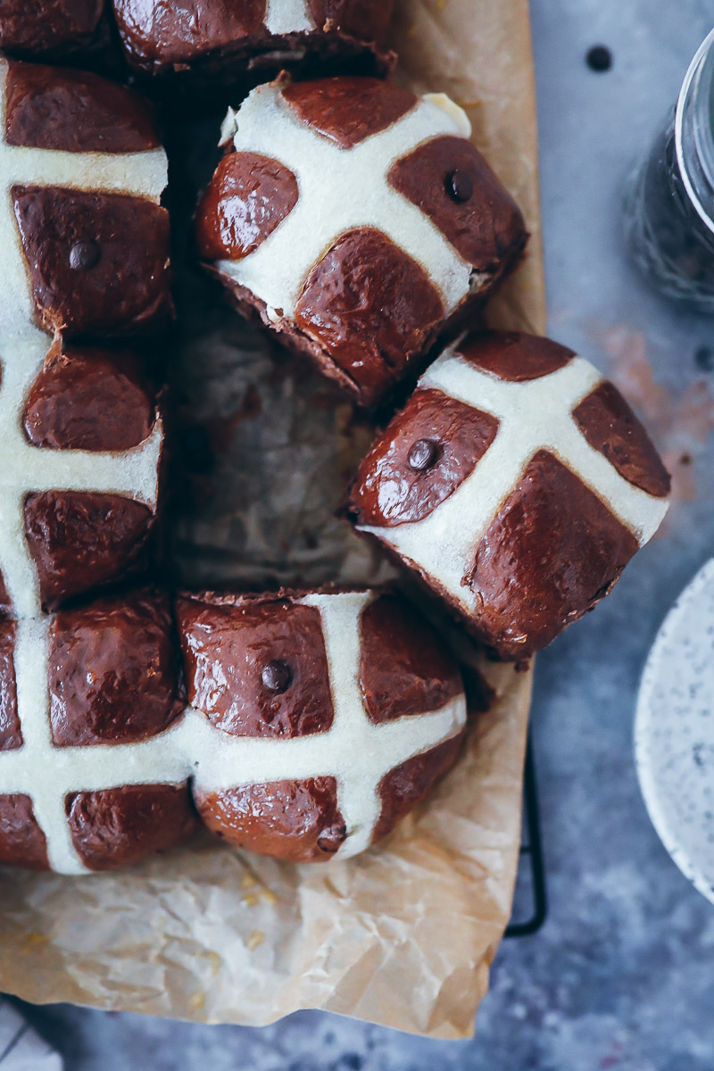 Rezept für superfluffige Schoko-Schokobrötchen-Hot Cross Buns nicht nur für Ostern – double chocolate hot cross buns recipe