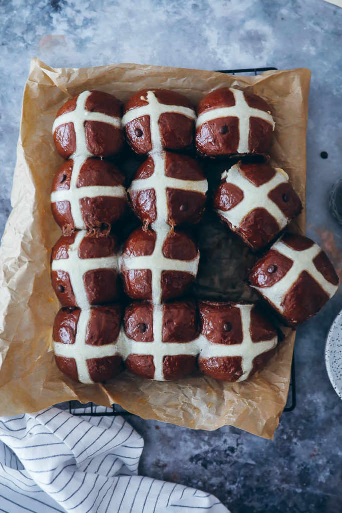 Rezept Schokobrötchen wie vom Bäcker Ostergebäck Ostern Hot Cross Buns Chocolate Chip zuckerzimtundliebe easter baking foodstyling food photography gourmet traveller foodblog bakefeed