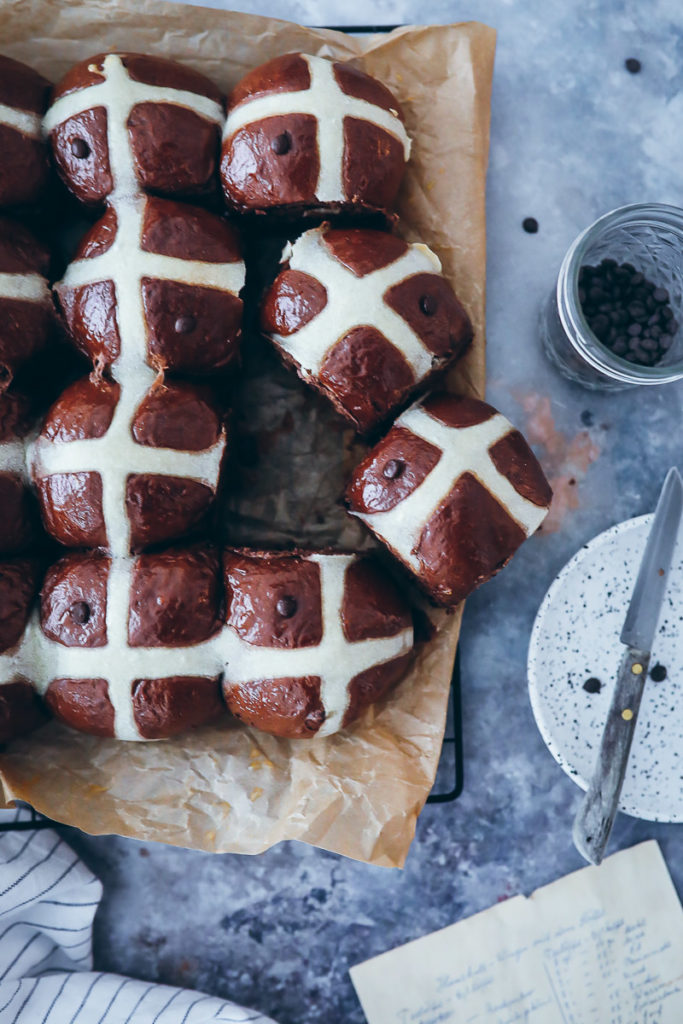 Rezept Schokobrötchen wie vom Bäcker Ostergebäck Ostern Hot Cross Buns Chocolate Chip zuckerzimtundliebe easter baking foodstyling food photography gourmet traveller foodblog bakefeed 