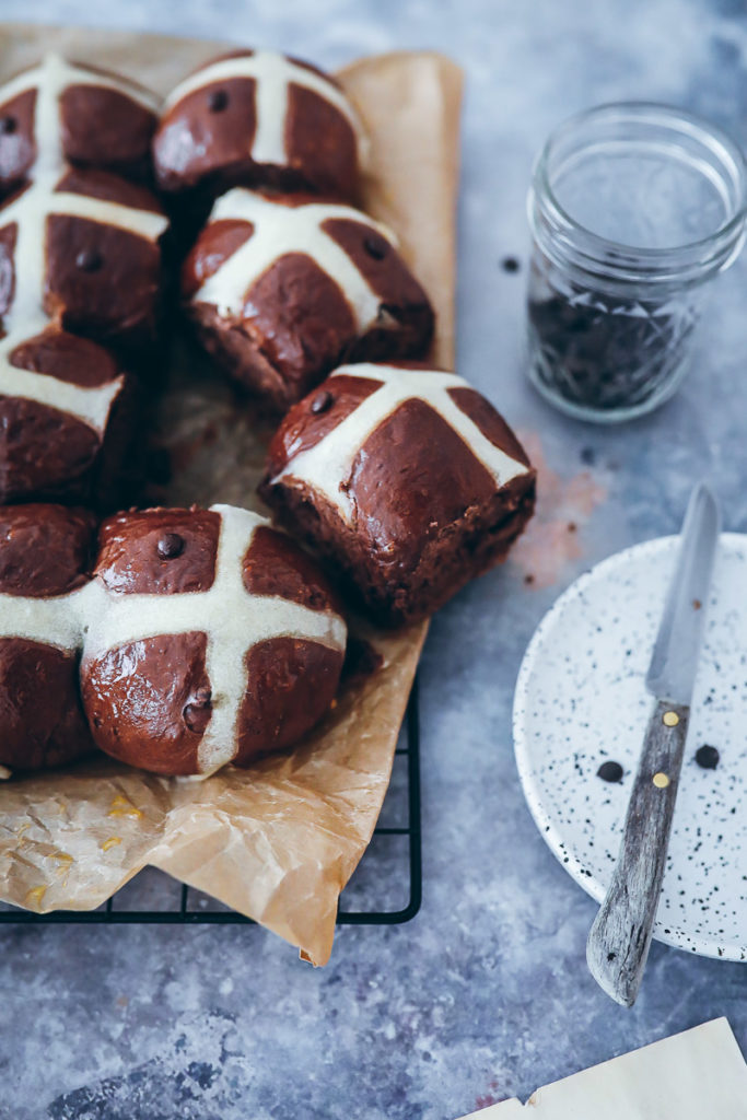 Rezept Schokobrötchen wie vom Bäcker Ostergebäck Ostern Hot Cross Buns Chocolate Chip zuckerzimtundliebe easter baking foodstyling food photography gourmet traveller foodblog bakefeed