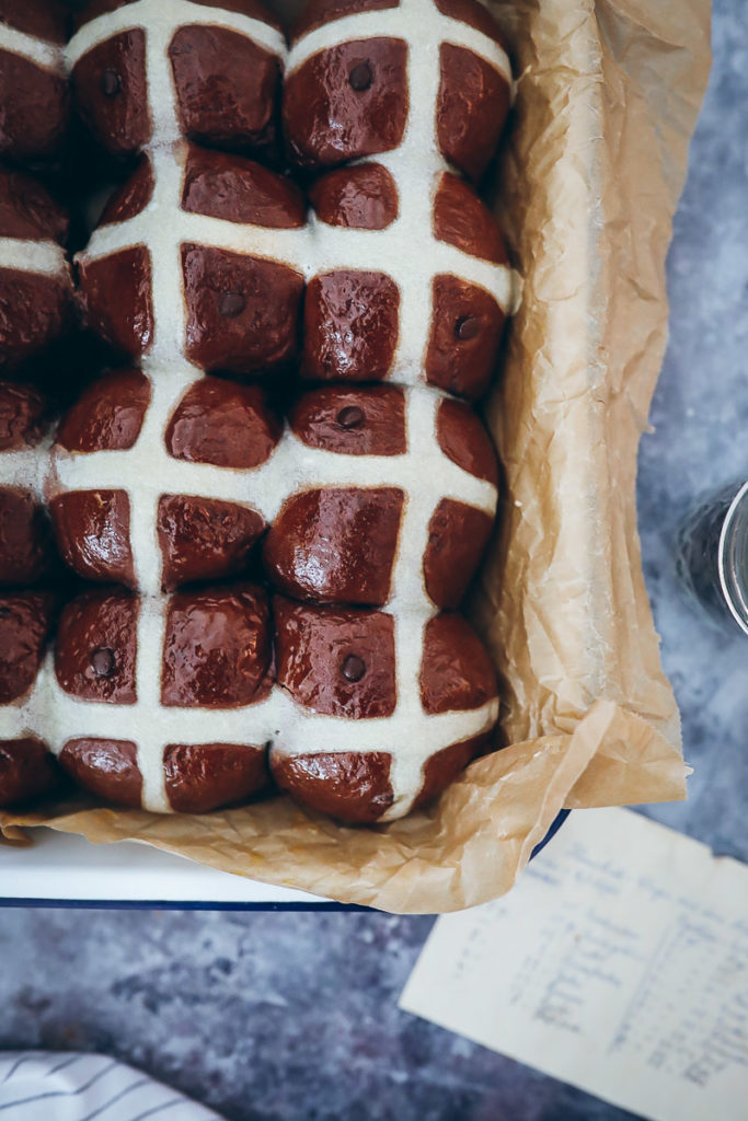 Rezept Schokobrötchen wie vom Bäcker Ostergebäck Ostern Hot Cross Buns Chocolate Chip zuckerzimtundliebe easter baking foodstyling food photography gourmet traveller foodblog bakefeed