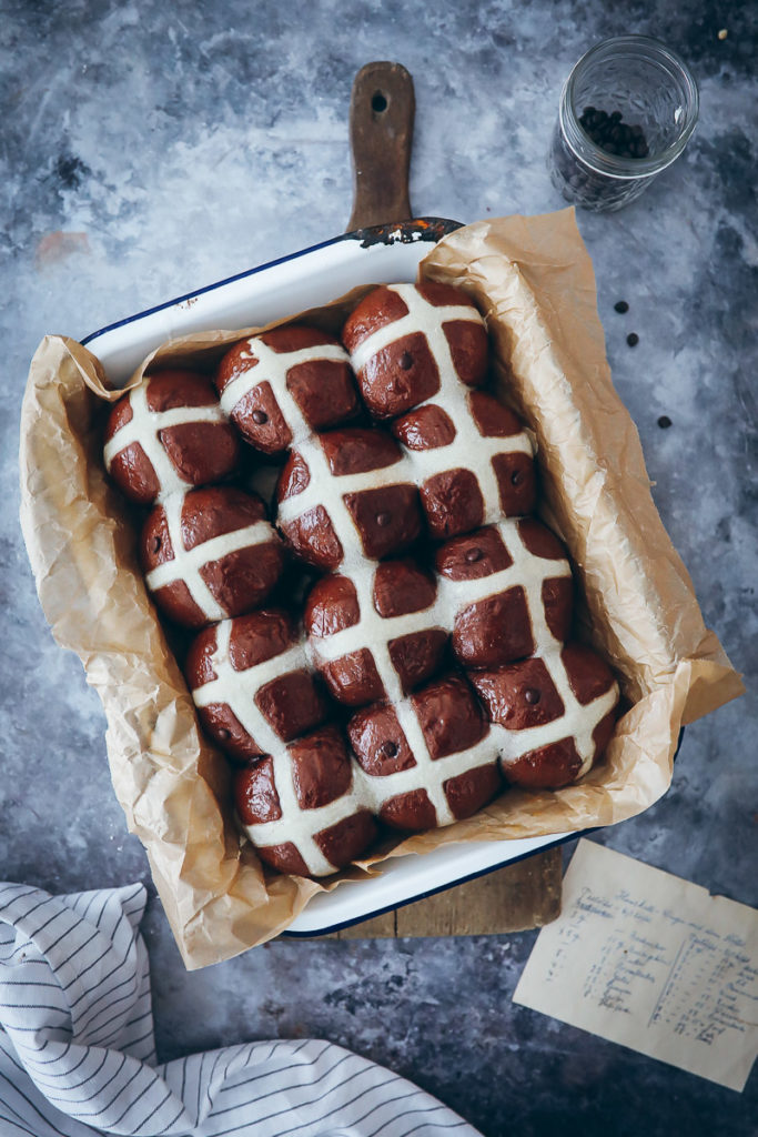 Rezept Schokobrötchen wie vom Bäcker Ostergebäck Ostern Hot Cross Buns Chocolate Chip zuckerzimtundliebe easter baking foodstyling food photography gourmet traveller foodblog bakefeed