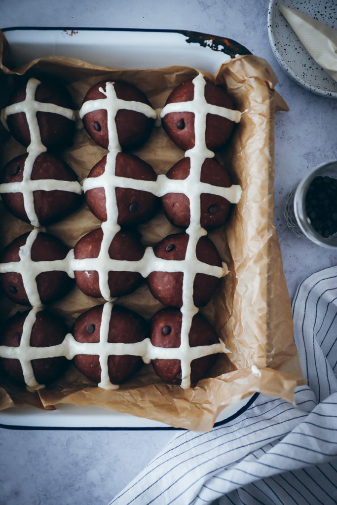 Rezept Schokobrötchen wie vom Bäcker Ostergebäck Ostern Hot Cross Buns Chocolate Chip zuckerzimtundliebe easter baking foodstyling food photography gourmet traveller foodblog bakefeed