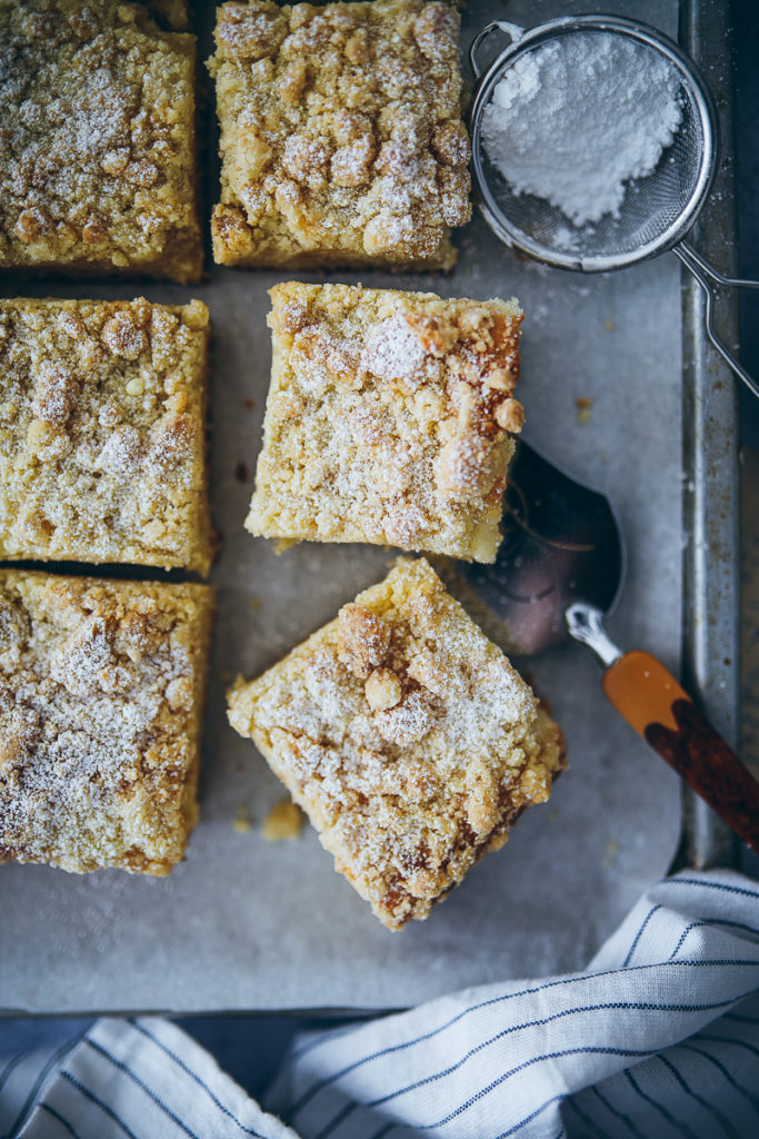 rezept Streuselkuchen Blech Hefeteig wie von Oma Bäckerei zuckerzimtundliebe sheetcake streusel cake recipe german cake kuchenklassiker foodstyling food stylist bakefeed feedfeed food52 Backrezept Kuchenbuffet
