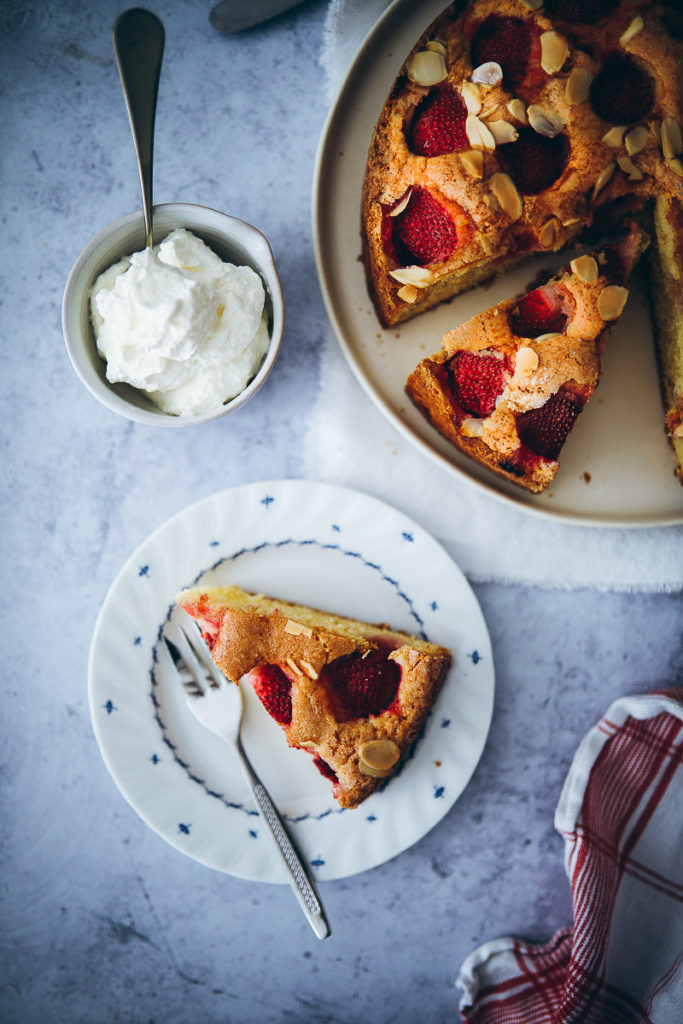 rezept einfacher Erdbeerkuchen rührteig obstkuchen erdbeerrezept simple strawberry cake foodstyling food stylist zuckerzimtundliebe bakefeed foodblog backblog sommerkuchen