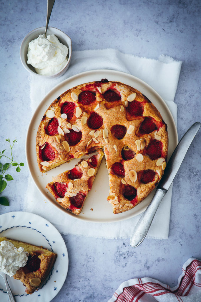 rezept einfacher Erdbeerkuchen rührteig obstkuchen erdbeerrezept simple strawberry cake foodstyling food stylist zuckerzimtundliebe bakefeed foodblog backblog sommerkuchen