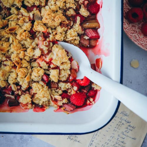 Rhabarber Crumble oat crisp rhubarb raspberry rhabarberrezept bakefeed zuckerzimtundliebe foodblog backblog foodstyling food photography streusel dessert