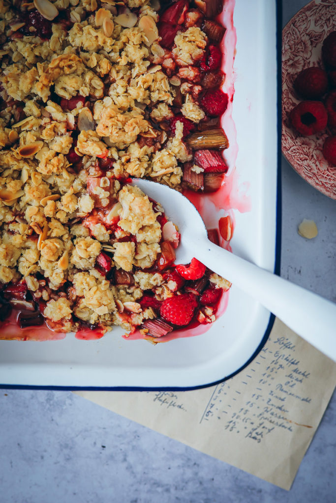 Rhabarber Crumble oat crisp rhubarb raspberry rhabarberrezept bakefeed zuckerzimtundliebe foodblog backblog foodstyling food photography streusel dessert