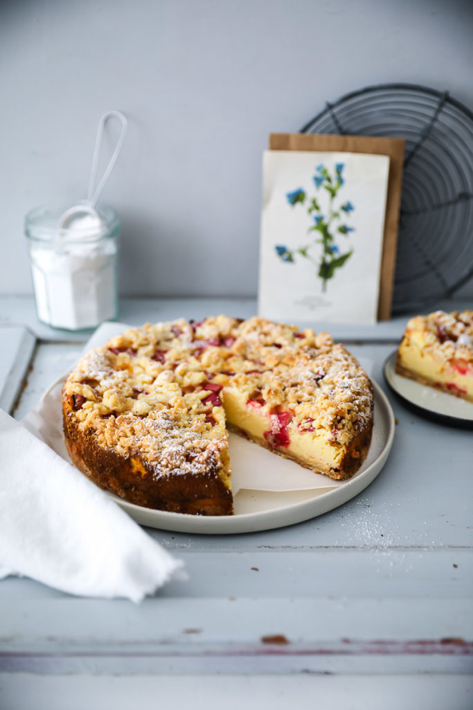 Rhabarber Streuselkuchen Käsekuchen mit Quark rhubarb crumble cheesecake german cheesecake quark kuchen quarkfüllung foodstylist foodstyling zuckerzimtundliebe backblog rhababerrezept rhabarberkuchen bakefeed food 52 feedfeed