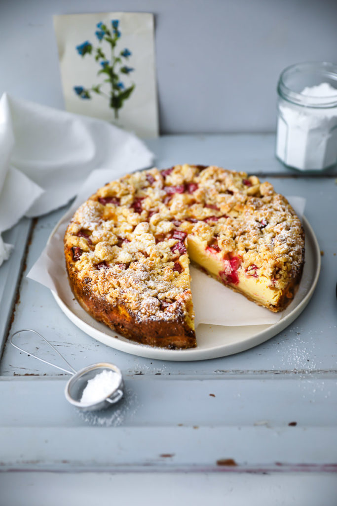 Rhabarber Streuselkuchen Käsekuchen mit Quark rhubarb crumble cheesecake german cheesecake quark kuchen quarkfüllung foodstylist foodstyling zuckerzimtundliebe backblog rhababerrezept rhabarberkuchen bakefeed food 52 feedfeed