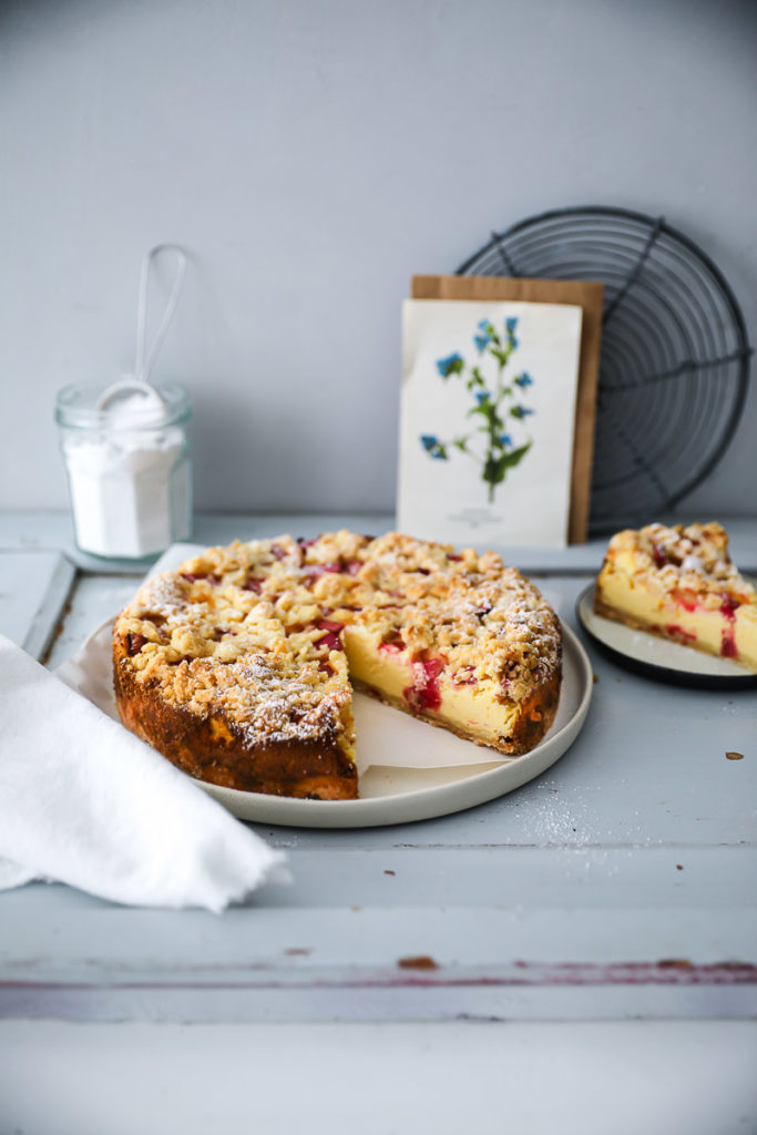 Rhabarber Streuselkuchen Käsekuchen mit Quark rhubarb crumble cheesecake german cheesecake quark kuchen quarkfüllung foodstylist foodstyling zuckerzimtundliebe backblog rhababerrezept rhabarberkuchen bakefeed food 52 feedfeed