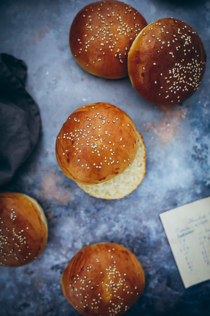 Burgerbrötchen Rezept selber backen Burger Buns Hefeteig Grillrezept zuckerzimtundliebe Foodstylist Food styling bakefeed