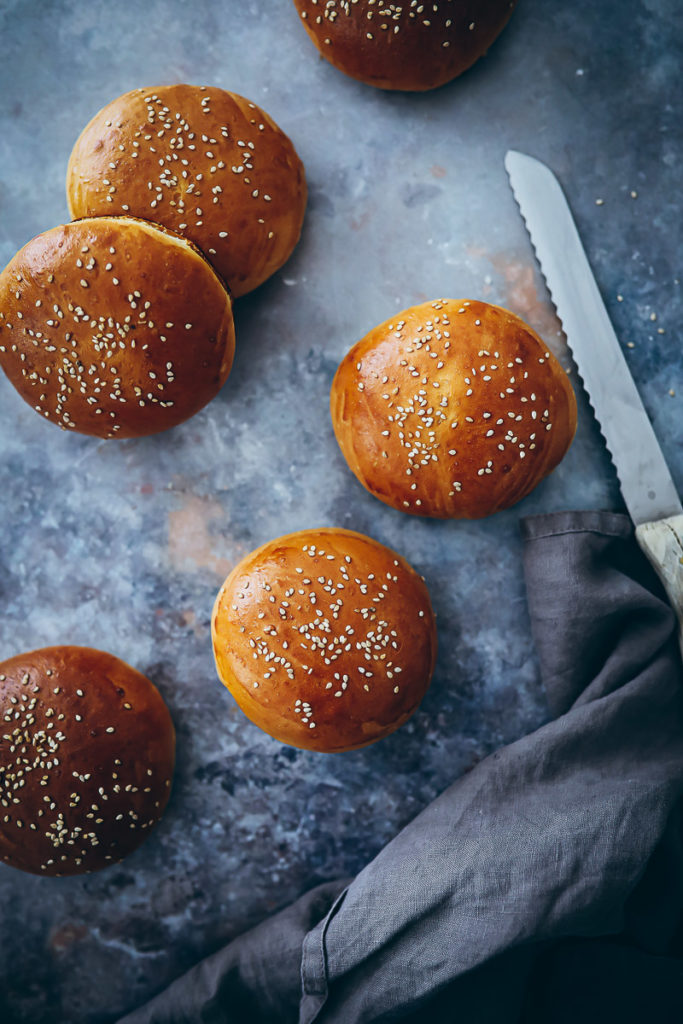 Burgerbrötchen Rezept selber backen Burger Buns Hefeteig Grillrezept zuckerzimtundliebe Foodstylist Food styling bakefeed