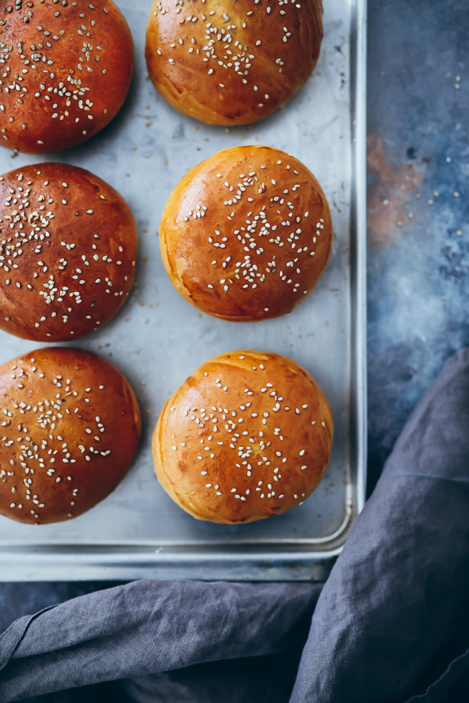 Burgerbrötchen Rezept selber backen Burger Buns Hefeteig Grillrezept zuckerzimtundliebe Foodstylist Food styling bakefeed