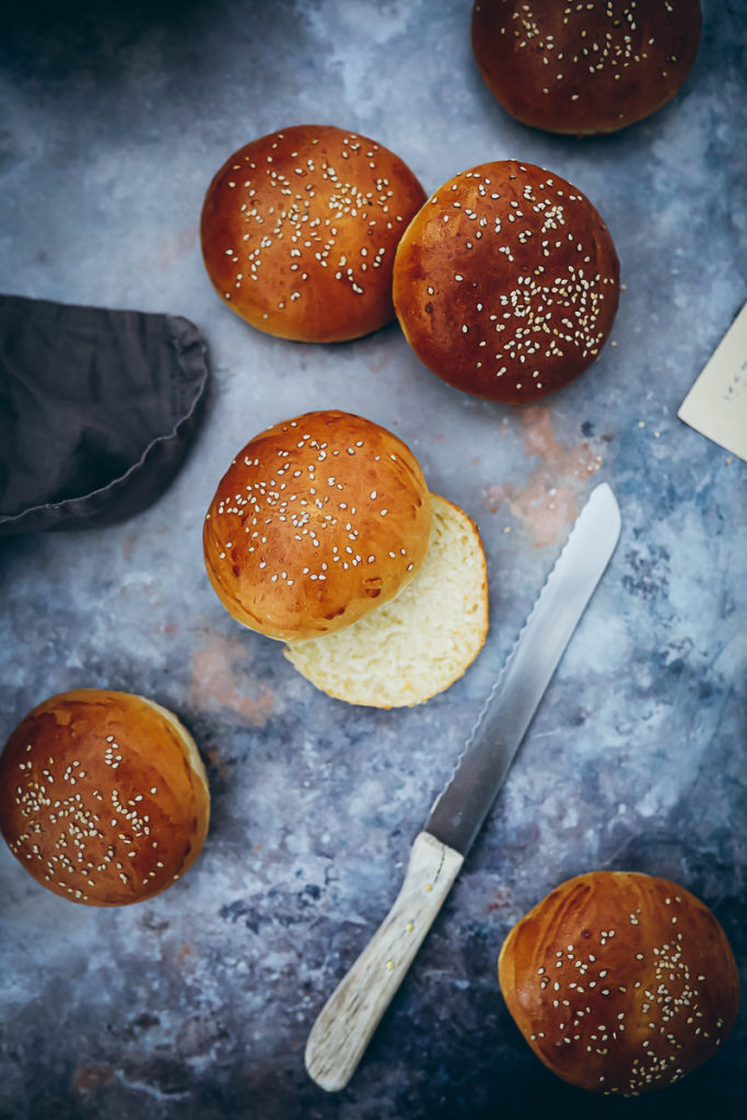 Burgerbrötchen Rezept selber backen Burger Buns Hefeteig Grillrezept zuckerzimtundliebe Foodstylist Food styling bakefeed