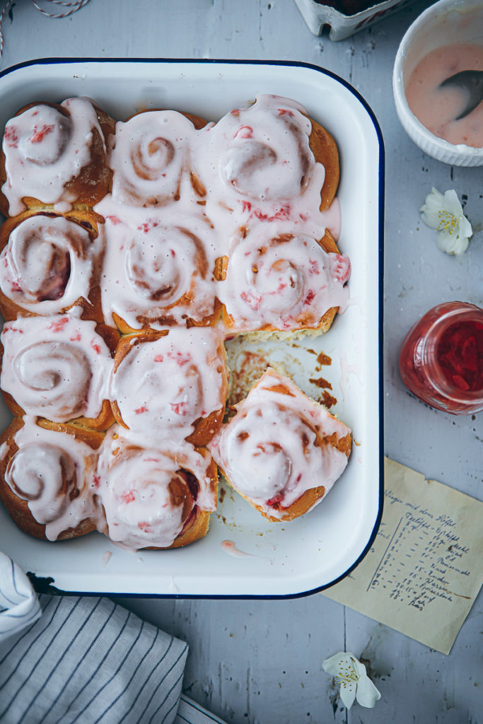 Erdbeer Schnecken Rezept Erdbeerfüllung Erdbeerkompott hefeschnecke zimtschnecke einfacher hefeteig zuckerzimtundliebe foodblog strawberry rolls recipe food stylist backblog baking from scratch bakefeed feedfeed food 52