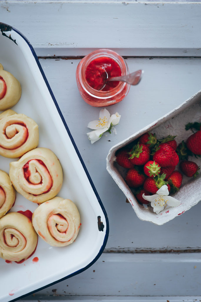Erdbeer Schnecken Rezept Erdbeerfüllung Erdbeerkompott hefeschnecke zimtschnecke einfacher hefeteig zuckerzimtundliebe foodblog strawberry rolls recipe food stylist backblog baking from scratch bakefeed feedfeed food 52