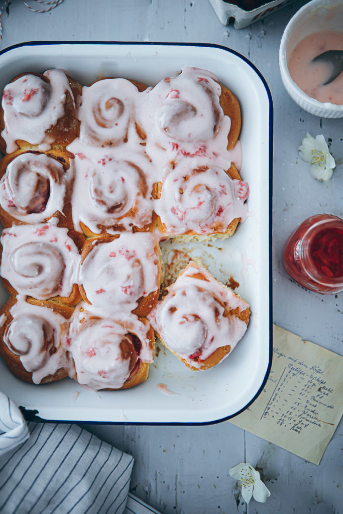 Erdbeer Schnecken Rezept Erdbeerfüllung Erdbeerkompott hefeschnecke zimtschnecke einfacher hefeteig zuckerzimtundliebe foodblog strawberry rolls recipe food stylist backblog baking from scratch bakefeed feedfeed food 52