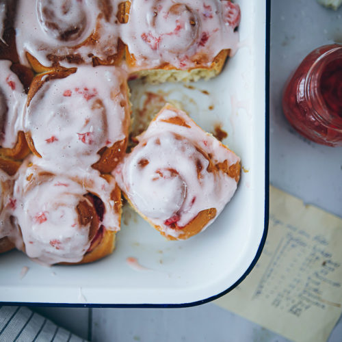 Erdbeer Schnecken Rezept Erdbeerfüllung Erdbeerkompott hefeschnecke zimtschnecke einfacher hefeteig zuckerzimtundliebe foodblog strawberry rolls recipe food stylist backblog baking from scratch bakefeed feedfeed food 52