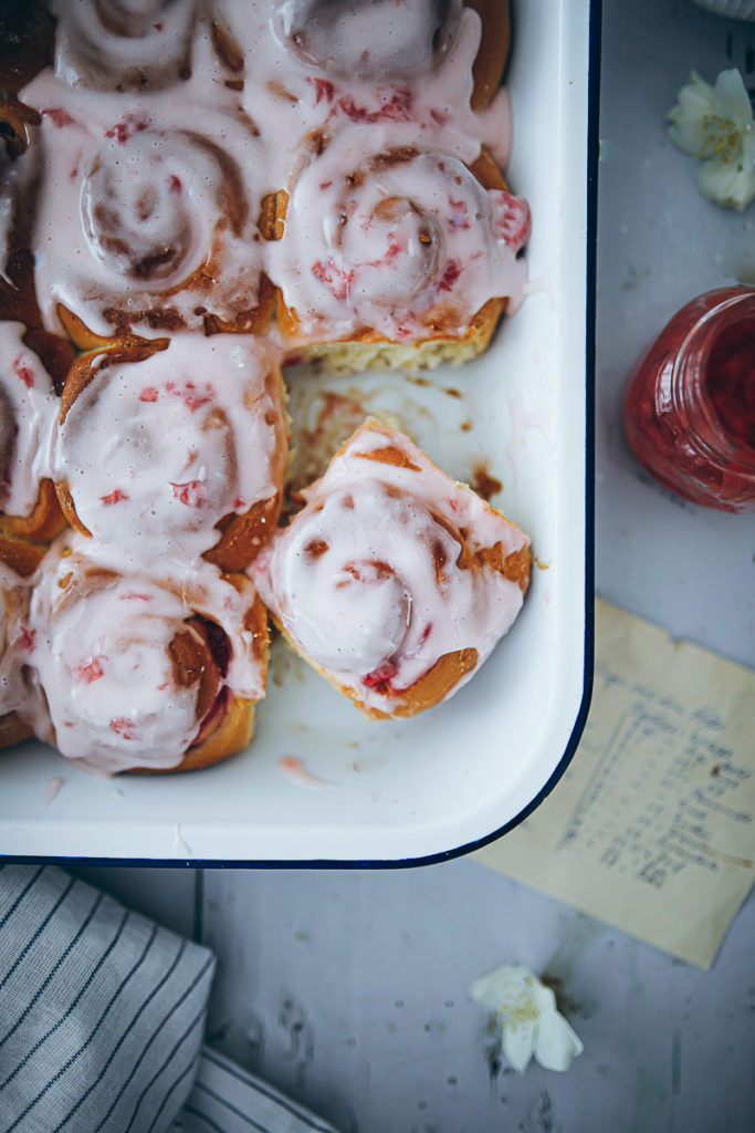 Erdbeer Schnecken Rezept Erdbeerfüllung Erdbeerkompott hefeschnecke zimtschnecke einfacher hefeteig zuckerzimtundliebe foodblog strawberry rolls recipe food stylist backblog baking from scratch bakefeed feedfeed food 52