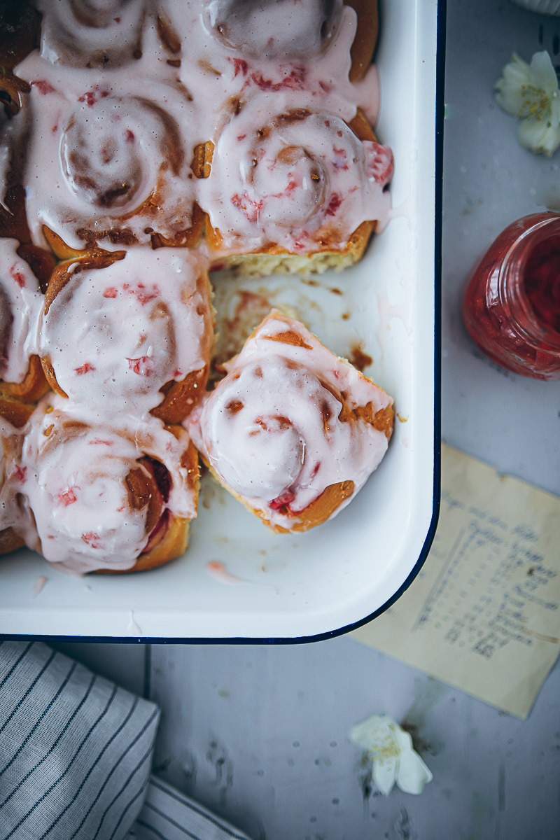 Erdbeer Schnecken Rezept Erdbeerfüllung Erdbeerkompott hefeschnecke zimtschnecke einfacher hefeteig zuckerzimtundliebe foodblog strawberry rolls recipe food stylist backblog baking from scratch bakefeed feedfeed food 52