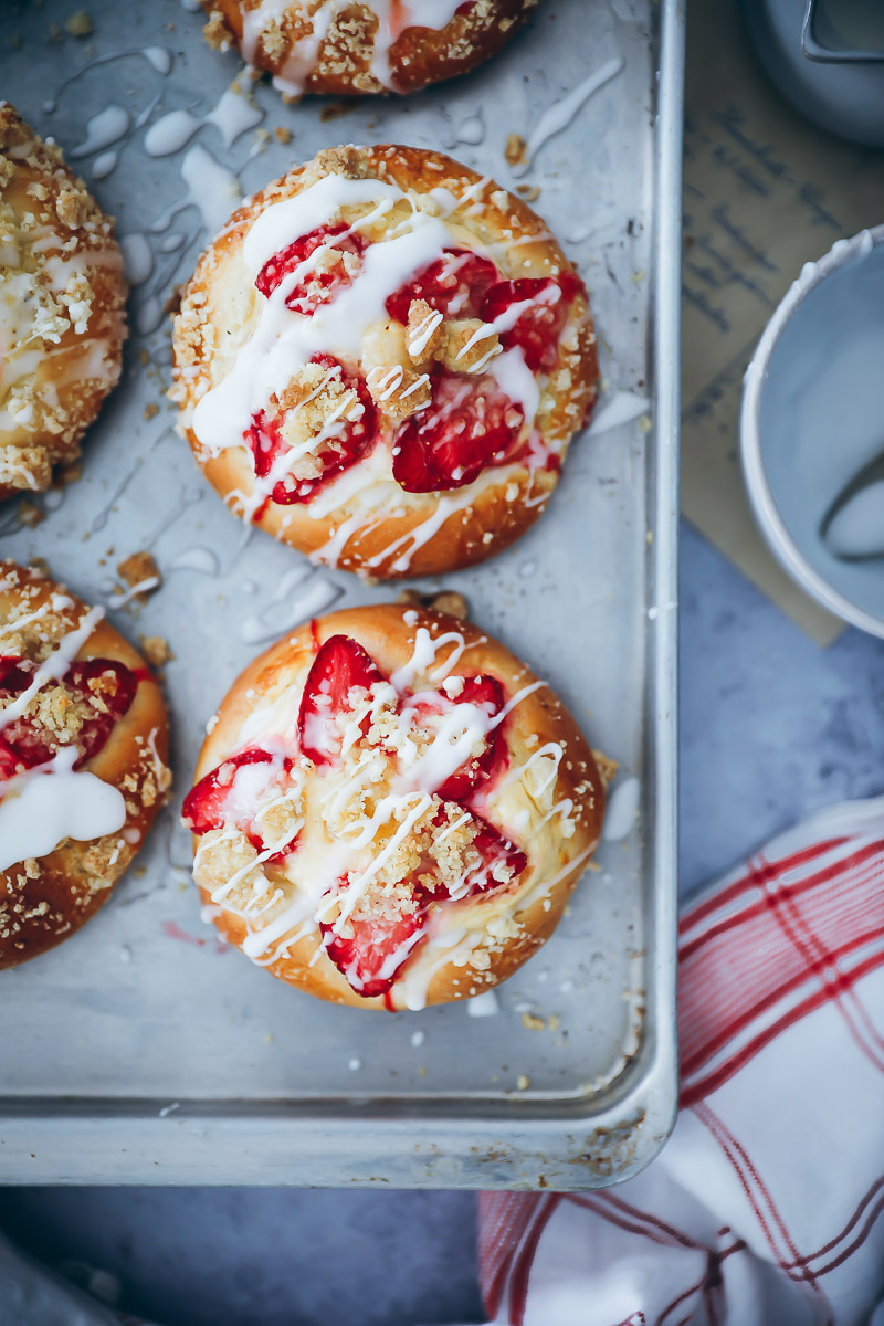 Erdbeer Streuseltaler Rezept Streuselteilchen Erdbeerkuchen einfacher Hefeteig strawberry streusel brioche bun recipe zuckerzimtundliebe Foodblog Backblog Foodstyling food photography wie vom Bäcker Streuselkuchen Erdbeerrezept Backrezept bakefeed