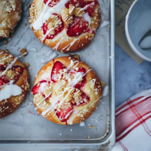 Erdbeer Streuseltaler Rezept Streuselteilchen Erdbeerkuchen einfacher Hefeteig strawberry streusel brioche bun recipe zuckerzimtundliebe Foodblog Backblog Foodstyling food photography wie vom Bäcker Streuselkuchen Erdbeerrezept Backrezept bakefeed