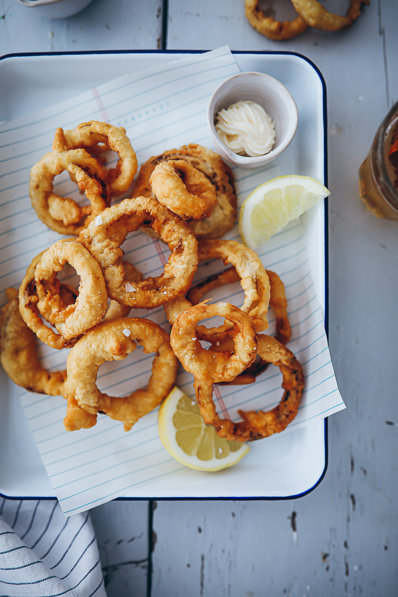 Zwiebelringe Rezept im Bierteig Mantel onion rings recipe zuckerzimtundliebe foodstyling food photography foodblog zwiebelrezepte beilagen zum grillen burger beilagen frittier teig food 52 the kitchen cookfeed