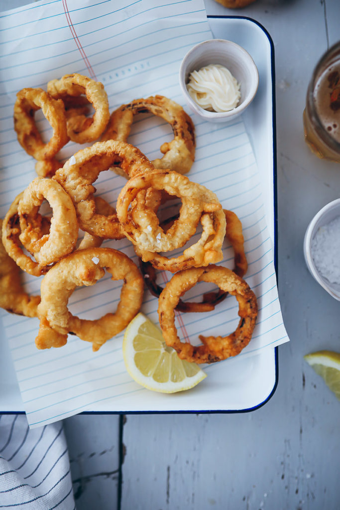 Zwiebelringe Rezept im Bierteig Mantel onion rings recipe zuckerzimtundliebe foodstyling food photography foodblog zwiebelrezepte beilagen zum grillen burger beilagen frittier teig food 52 the kitchen cookfeed
