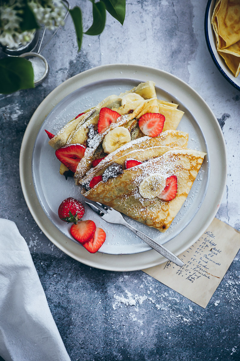 Ich starte den Tag zart mit diesem Rezept für Crêpes mit Haselnusscreme, Erdbeeren und Banane – und Liebe (enthält Werbung)