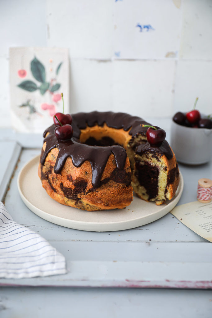 Kirsch Marmorkuchen Gugelhupf Rezept Napfkuchen Rührteig Kuchenbuffet einfacher Marmorkuchen Rezept backrezept foodstyling cherry marble bundt cake kirschgrütze zuckerzimtundliebe backblog bakefeed deutscher foodblog