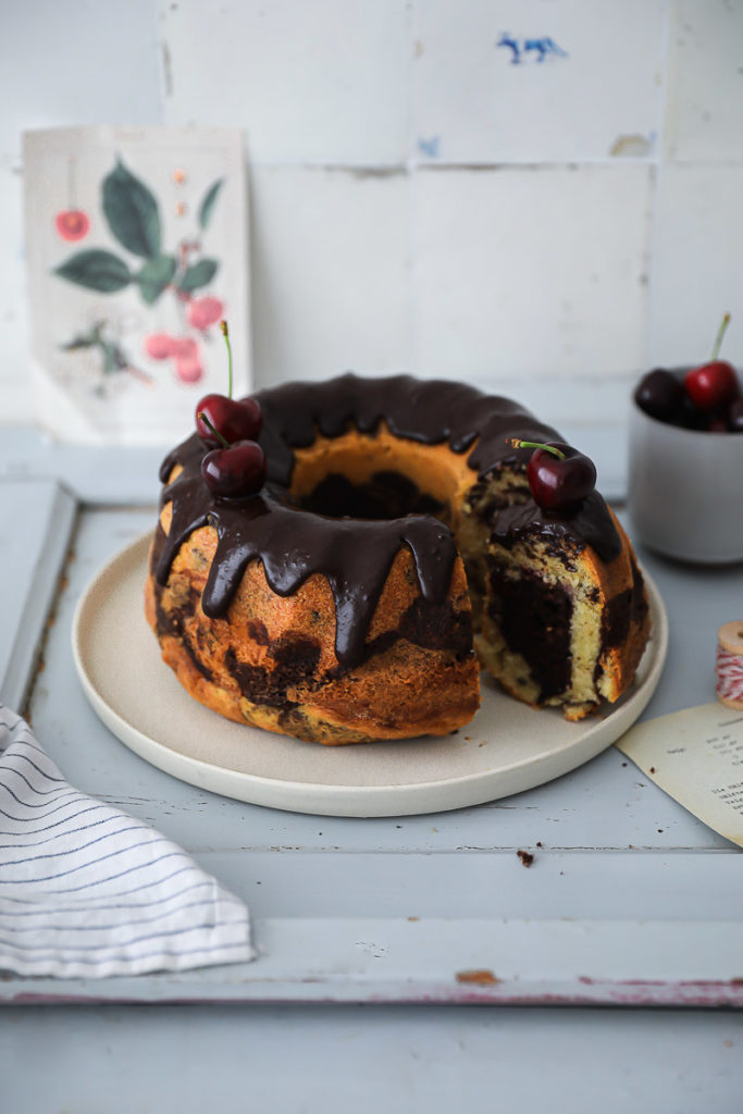 Kirsch Marmorkuchen Gugelhupf Rezept Napfkuchen Rührteig Kuchenbuffet einfacher Marmorkuchen Rezept backrezept foodstyling cherry marble bundt cake kirschgrütze zuckerzimtundliebe backblog bakefeed deutscher foodblog