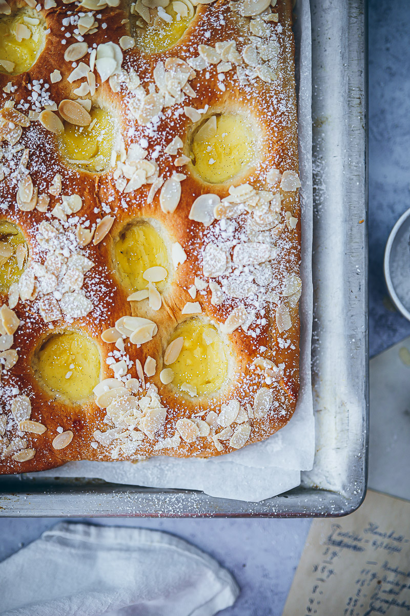 Puddingschnecken-Kuchen vom Blech – ein süsser Hefekuchen, der gerne eine ziemlich große Puddingschnecke wäre