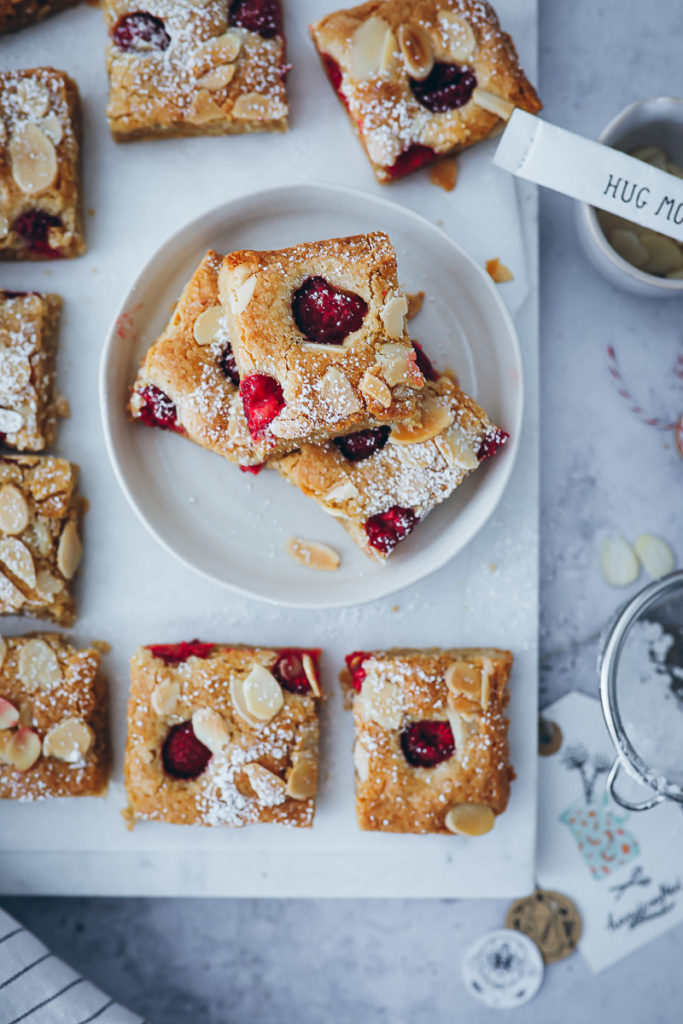 Himbeer Blondies raspberry blondies recipe brownies zuckerzimtundliebe foodblog bakefeed food 52 food styling himbeerkuchen beeren rezepte himbeerrezepte einfacher kuchen kuchenbuffet was sind blondies
