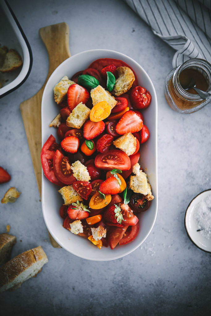 Panzanella Brotsalat Tomatensalat erdbeersalat einfacher sommersalat grill salat grill beilagen foodstyling food 52 cookfeed feedfeed tomato recipes tomatenrezepte food stylist