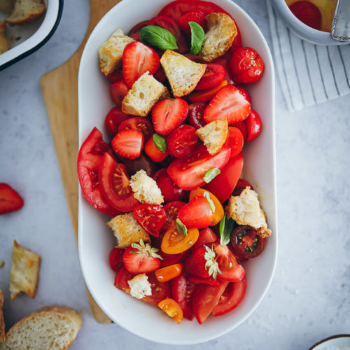 Panzanella Brotsalat Tomatensalat erdbeersalat einfacher sommersalat grill salat grill beilagen foodstyling food 52 cookfeed feedfeed tomato recipes tomatenrezepte food stylist