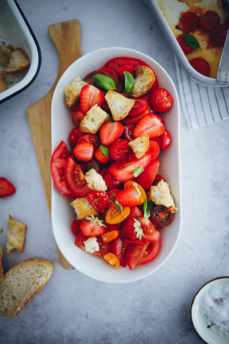 Rezept für bunten Tomaten Panzanella Salat mit Erdbeeren – ein sommerlicher Brotsalat
