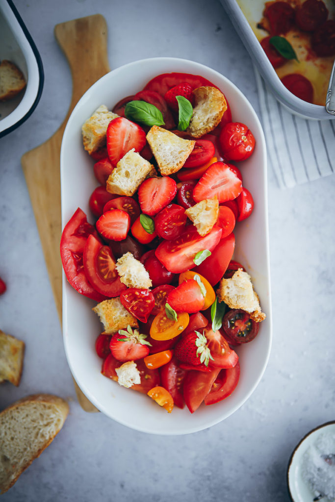 Panzanella Brotsalat Tomatensalat erdbeersalat einfacher sommersalat grill salat grill beilagen foodstyling food 52 cookfeed feedfeed tomato recipes tomatenrezepte food stylist