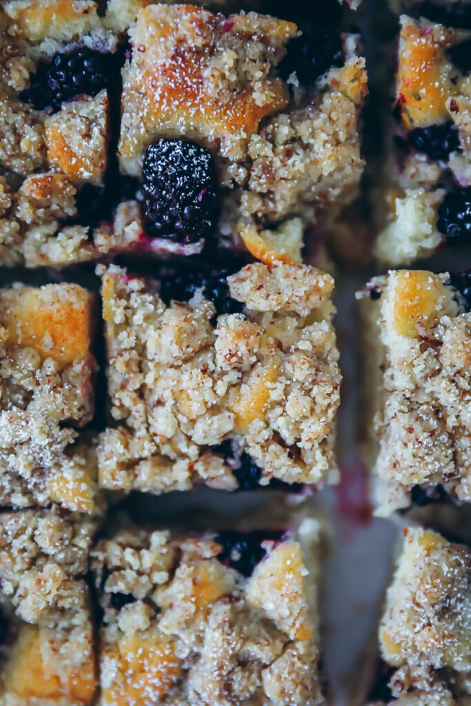 Einfacher saftiger Brombeerkuchen Streuselkuchen simple small batch blackberry streusel coffee cake recipe foodstyling food photography zuckerzimtundliebe beerenkuchen backen mit beeren bakefeed bakingfromscratch foodstylist food photography