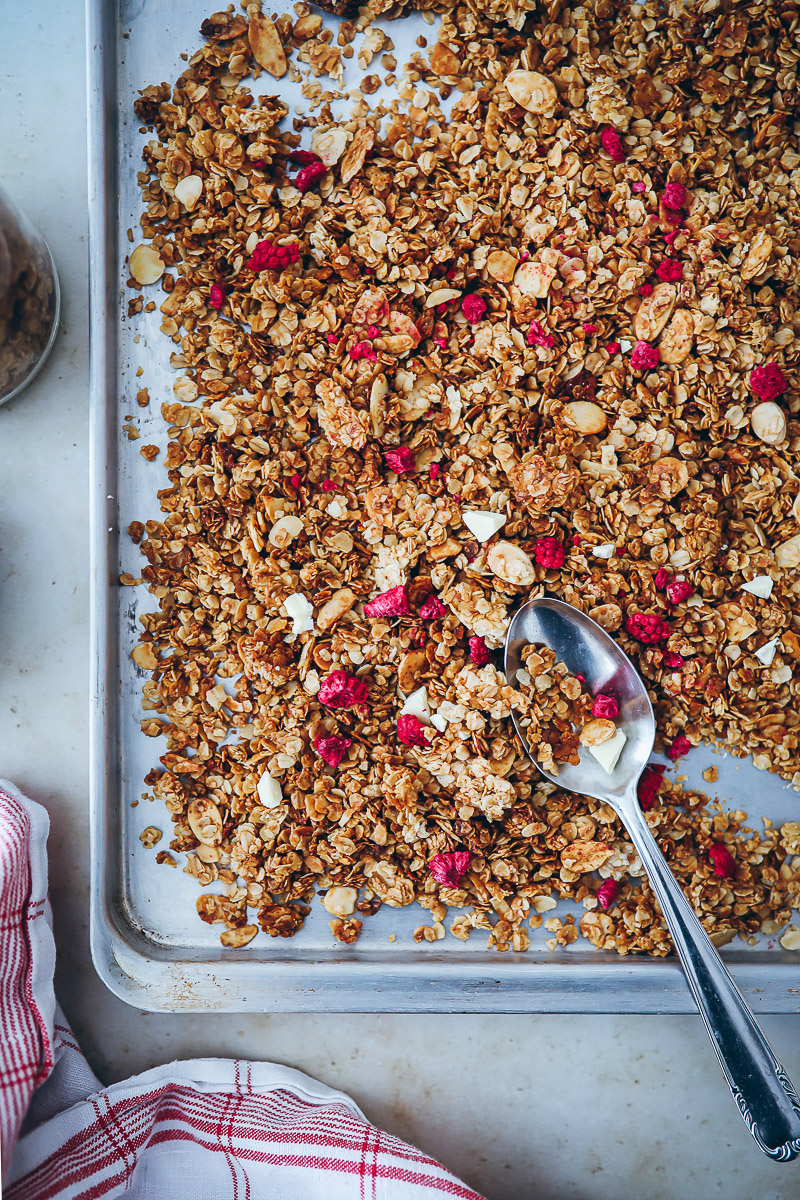 Rezept für knuspriges Honig Mandel Granola mit Himbeeren und weißer Schokolade – raspberry white chocolate granola