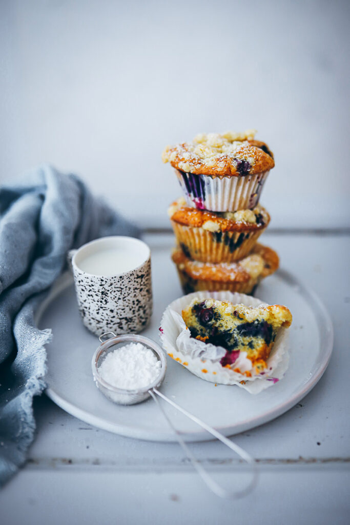 Blaubeer Streuselmuffins blueberry muffins streusel topping zuckerzimtundliebe foodblog streuselrezept blaubeerkuchen einfaches muffinrezept foodstyling food photography food 52 bakefeed bakersgonnabake baking from scratch deutscher foodblog backblog