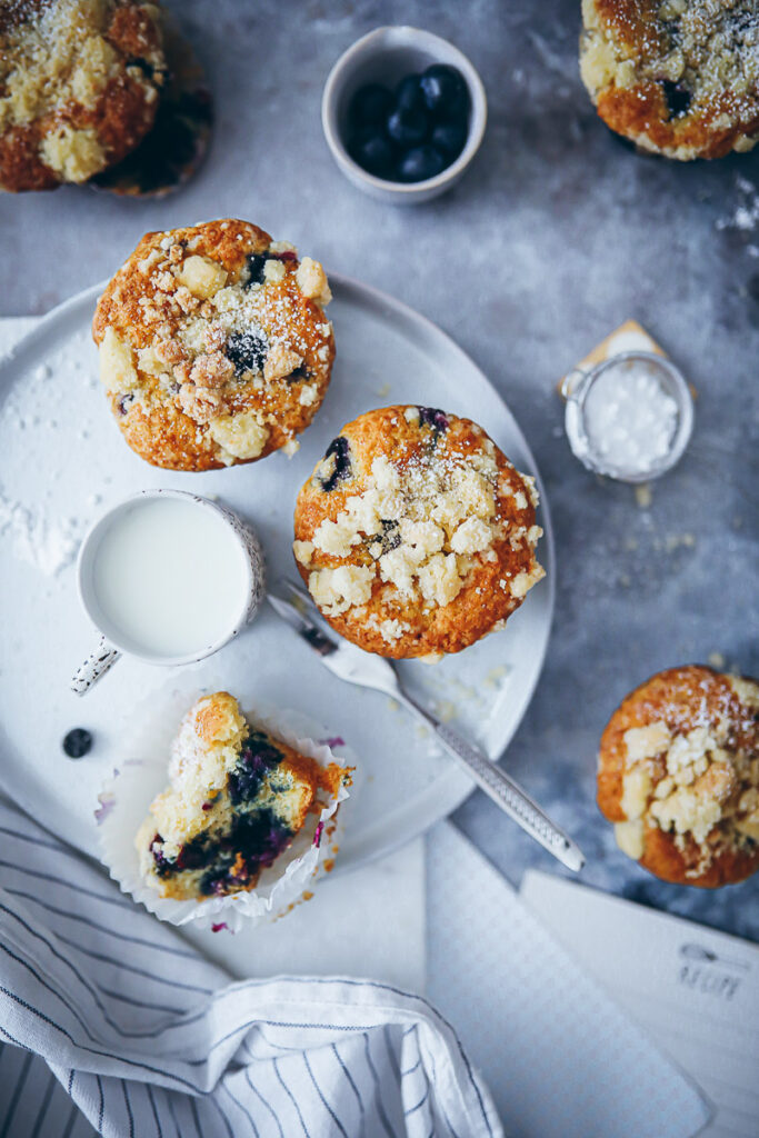 Blaubeer Streuselmuffins blueberry muffins streusel topping zuckerzimtundliebe foodblog streuselrezept blaubeerkuchen einfaches muffinrezept foodstyling food photography food 52 bakefeed bakersgonnabake baking from scratch deutscher foodblog backblog