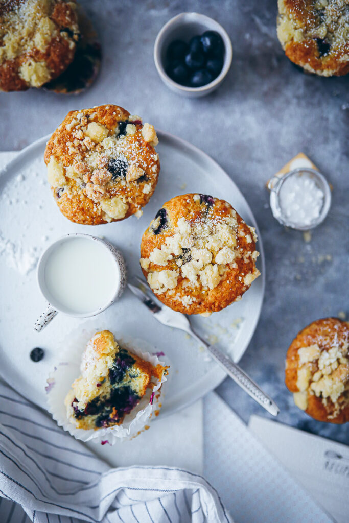 Blaubeer Streuselmuffins blueberry muffins streusel topping zuckerzimtundliebe foodblog streuselrezept blaubeerkuchen einfaches muffinrezept foodstyling food photography food 52 bakefeed bakersgonnabake baking from scratch deutscher foodblog backblog