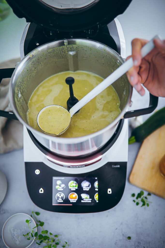 Test Bosch Cookit Küchenmaschine mit Kochfunktion Wlan Zucchini Kartoffelsuppe Rezept einfache Suppe Mittagessen foodstyling food photography Küchengeräte test Was kann der Cookit