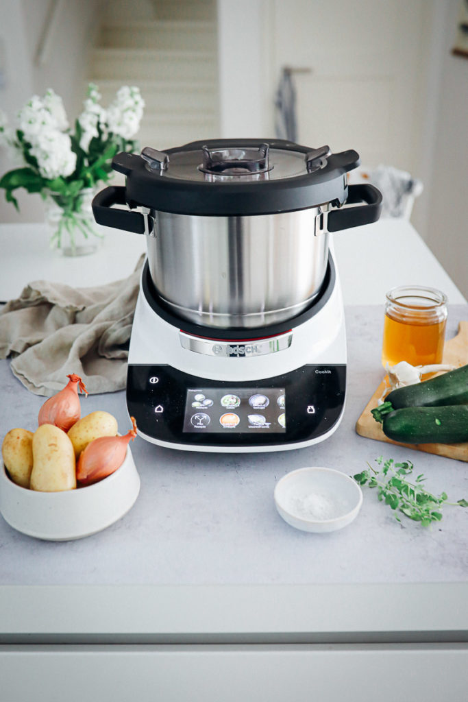 Test Bosch Cookit Küchenmaschine mit Kochfunktion Wlan Zucchini Kartoffelsuppe Rezept einfache Suppe Mittagessen foodstyling food photography Küchengeräte test Was kann der Cookit