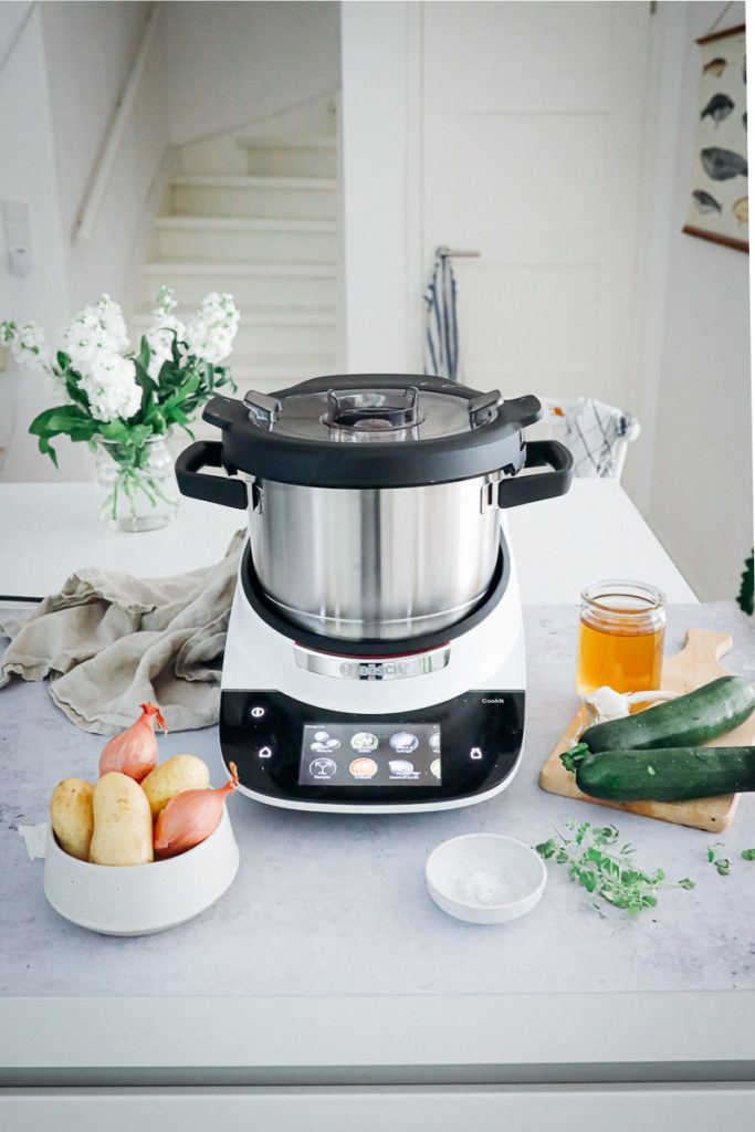 Test Bosch Cookit Küchenmaschine mit Kochfunktion Wlan Zucchini Kartoffelsuppe Rezept einfache Suppe Mittagessen foodstyling food photography Küchengeräte test Was kann der Cookit