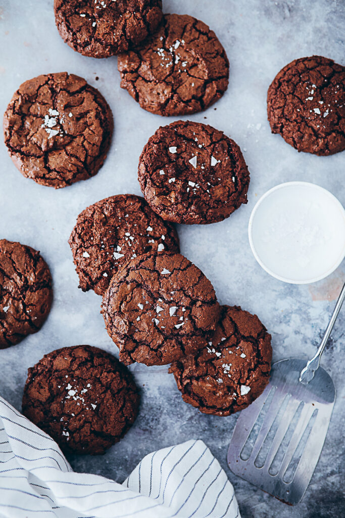 Brownie Cookies Rezept recipe Schokocookies fudgy cookies chocolate cookies crinkle cookies Kekse Schokokekse einfaches Rezept foodstyling food photography bakefeed feedfeed