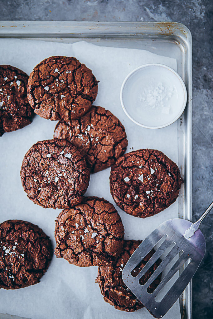Brownie Cookies Rezept recipe Schokocookies fudgy cookies chocolate cookies crinkle cookies Kekse Schokokekse einfaches Rezept foodstyling food photography bakefeed feedfeed