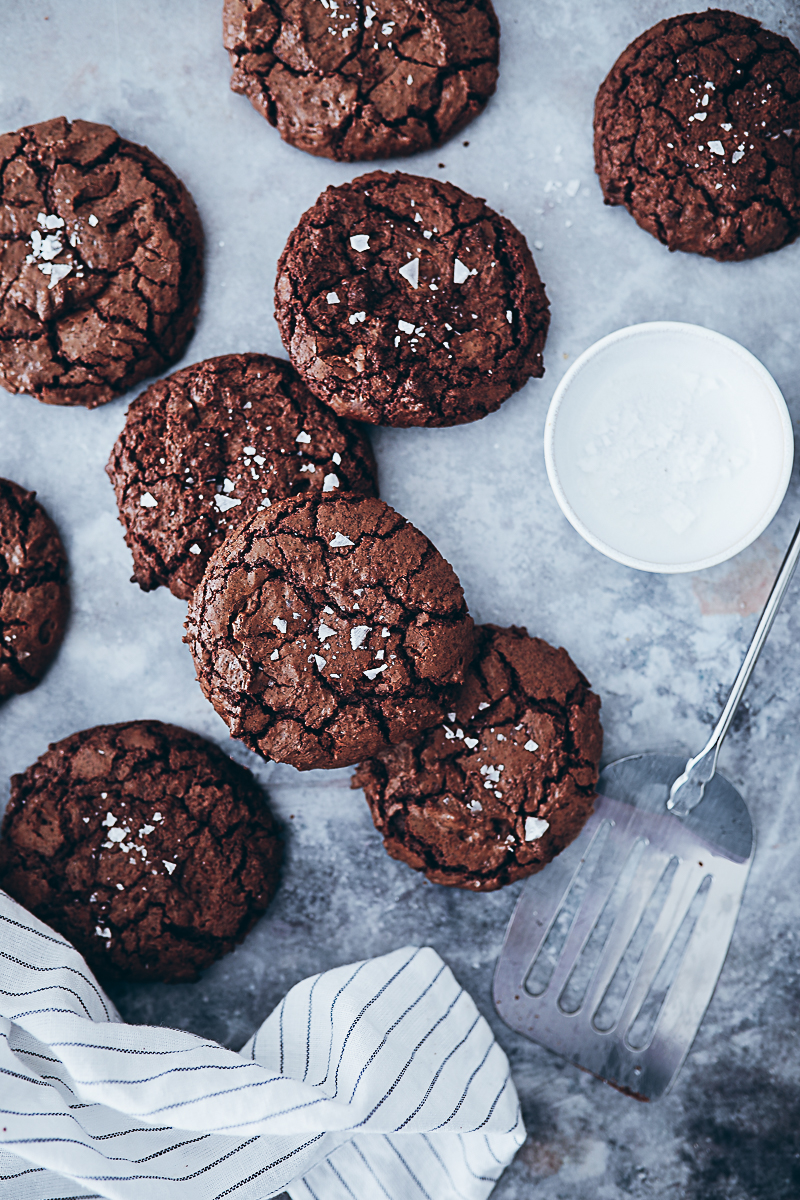 Brownie Cookies Rezept recipe Schokocookies fudgy cookies chocolate cookies crinkle cookies Kekse Schokokekse einfaches Rezept foodstyling food photography bakefeed feedfeed