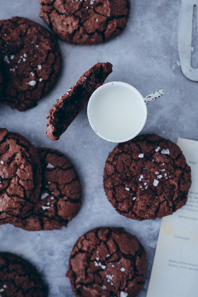 Brownie Cookies Rezept recipe Schokocookies fudgy cookies chocolate cookies crinkle cookies Kekse Schokokekse einfaches Rezept foodstyling food photography bakefeed feedfeed